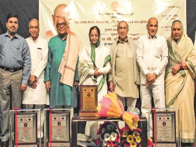 society needs instructive literature : Pratibha Patil; Raosaheb Shinde Award Distribution in Pune | समाजाला हवे उद्बोधक साहित्य : प्रतिभाताई पाटील; पुण्यात अॅड. रावसाहेब शिंदे पुरस्कार वितरण  society needs instructive literature : Pratibha Patil; Raosaheb Shinde Award Distribution in Pune | समाजाला हवे उद्बोधक साहित्य : प्रतिभाताई पाटील; पुण्यात अॅड. रावसाहेब शिंदे पुरस्कार वितरण