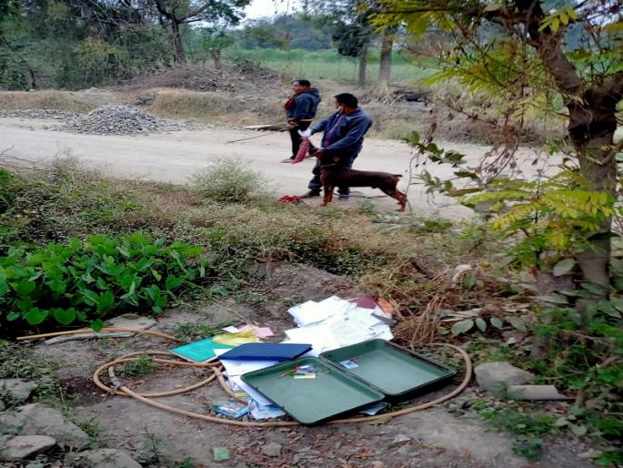 Thieves stab elderly couple; Mangalsutra Orbadale with cash | चोरट्यांचा वृध्द पती-पत्नीवर चाकूने हल्ला; रोख रकमेसह मंगळसूत्र ओरबाडले Thieves stab elderly couple; Mangalsutra Orbadale with cash | चोरट्यांचा वृध्द पती-पत्नीवर चाकूने हल्ला; रोख रकमेसह मंगळसूत्र ओरबाडले