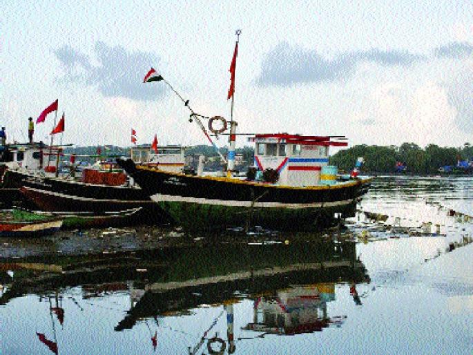 boat at beach in Murud taluka due to absence of diesel | डिझेल परताव्याअभावी मुरुड तालुक्यातील होड्या समुद्रकिनारी boat at beach in Murud taluka due to absence of diesel | डिझेल परताव्याअभावी मुरुड तालुक्यातील होड्या समुद्रकिनारी