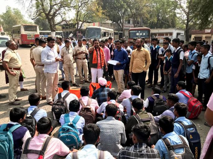 In Shirala, students sat for their studies at ST station itself, protesting because there were not enough buses | शिराळ्यात विद्यार्थी एसटी स्थानकातच अभ्यासाला बसले, पुरेशा गाड्या नसल्याने आंदोलन In Shirala, students sat for their studies at ST station itself, protesting because there were not enough buses | शिराळ्यात विद्यार्थी एसटी स्थानकातच अभ्यासाला बसले, पुरेशा गाड्या नसल्याने आंदोलन