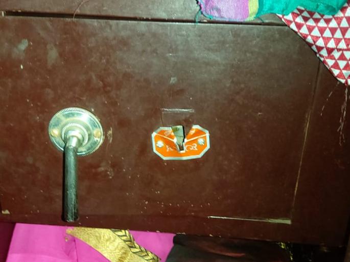 Lampas worth Rs 3 lakh from a house in Beur | बिऊर येथील घरातून भरदुपारी ३ लाख रुपये किमतीचा ऐवज लंपास Lampas worth Rs 3 lakh from a house in Beur | बिऊर येथील घरातून भरदुपारी ३ लाख रुपये किमतीचा ऐवज लंपास