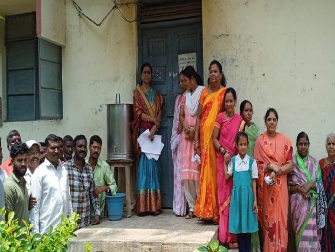 MSEDCL offices at Shirala, Sagav were locked in sangli district | संतप्त ग्रामस्थांनी शिराळा, सागाव येथील महावितरणच्या कार्यालयांना टाळे ठोकले MSEDCL offices at Shirala, Sagav were locked in sangli district | संतप्त ग्रामस्थांनी शिराळा, सागाव येथील महावितरणच्या कार्यालयांना टाळे ठोकले