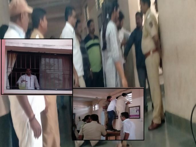 Attempt of self-immolation by pouring diesel on the body of Tehsildar for Maratha reservation | Sangli: मराठा आरक्षणासाठी तहसीलदार कक्षातच डिझेल अंगावर ओतून युवकाचा आत्मदहनाचा प्रयत्न Attempt of self-immolation by pouring diesel on the body of Tehsildar for Maratha reservation | Sangli: मराठा आरक्षणासाठी तहसीलदार कक्षातच डिझेल अंगावर ओतून युवकाचा आत्मदहनाचा प्रयत्न