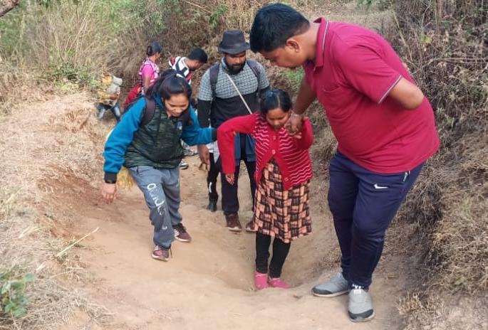 Divyang team did the highest Kalsubai peak in the state Sir | दिव्यांग टीमने केले सर्वात उंच कळसुबाई शिखर सर, सांगलीतील ११ दिव्यांग सहभागी Divyang team did the highest Kalsubai peak in the state Sir | दिव्यांग टीमने केले सर्वात उंच कळसुबाई शिखर सर, सांगलीतील ११ दिव्यांग सहभागी