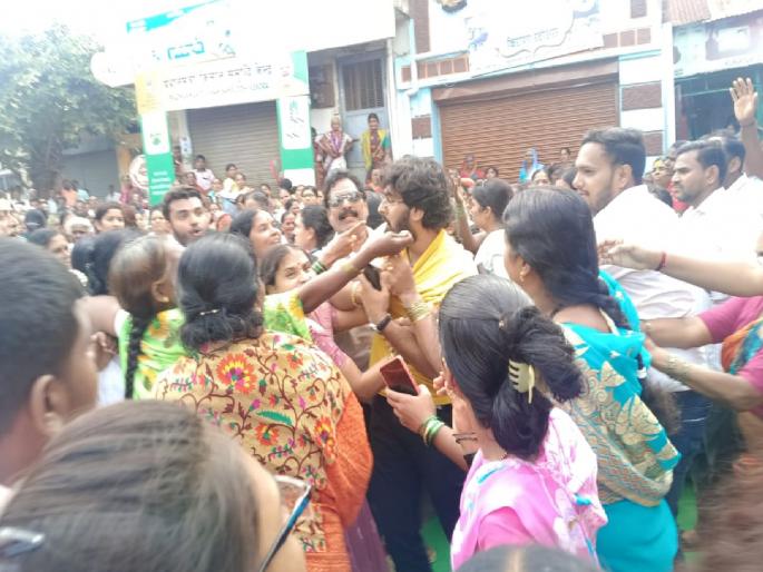 Clash between two groups in village meeting in Shirdhon over liquor ban resolution | Kolhapur: दारुबंदी ठरावावरुन शिरढोणमध्ये गावसभेत दोन गटात हाणामारी Clash between two groups in village meeting in Shirdhon over liquor ban resolution | Kolhapur: दारुबंदी ठरावावरुन शिरढोणमध्ये गावसभेत दोन गटात हाणामारी