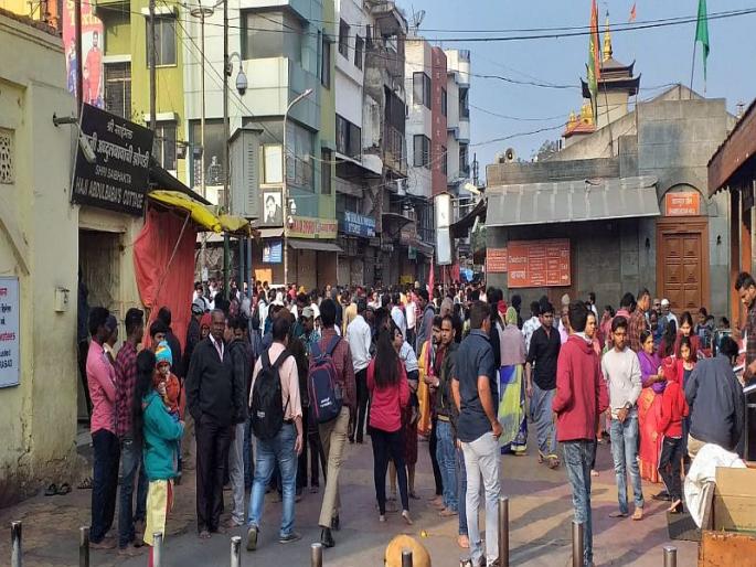 Devotees visit Shirdi Sai Baba temple amid bandh called today in Shirdi town | शिर्डी बंदला उत्स्फूर्त प्रतिसाद, दर्शनासाठी भाविकांची गर्दी