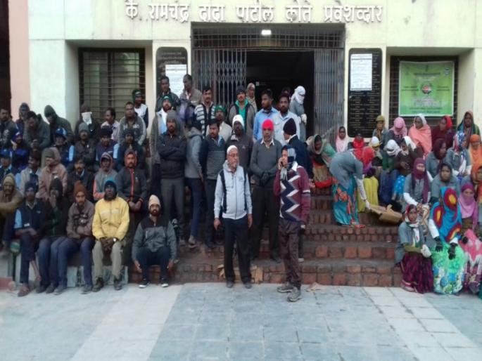 Shirdik Nagar Panchayat workers' protest | शिर्डीत नगरपंचायत कर्मचाऱ्यांचे काम बंद आंदोलन, जनजीवन विस्कळीत Shirdik Nagar Panchayat workers' protest | शिर्डीत नगरपंचायत कर्मचाऱ्यांचे काम बंद आंदोलन, जनजीवन विस्कळीत