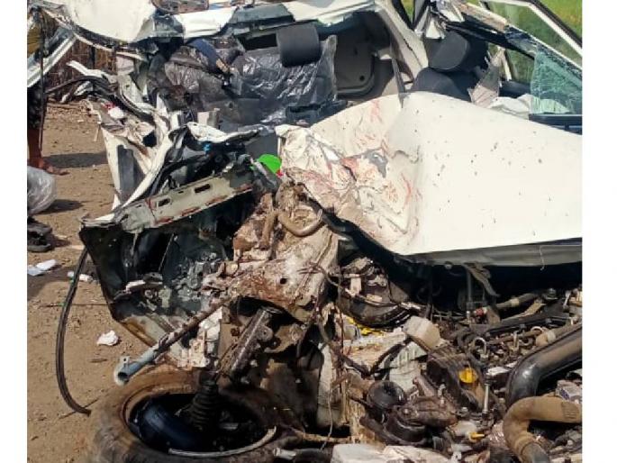 Four sai devotees killed on the spot in car accident | साईदर्शनाला जाणाऱ्या कारचा अपघात, चार भाविक जागीच ठार Four sai devotees killed on the spot in car accident | साईदर्शनाला जाणाऱ्या कारचा अपघात, चार भाविक जागीच ठार