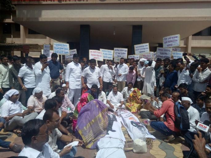 Shirdi villagers take out the symbolic funeral of the trust board | 71 कोटींचं दान पडलं महागात; शिर्डीत साई संस्थानच्या विश्वस्त मंडळाची प्रतिकात्मक अंत्ययात्रा