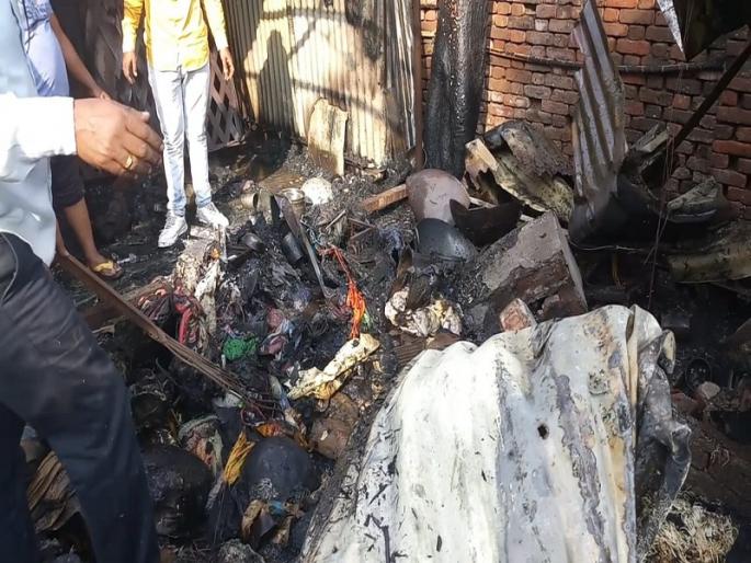 Explosion of gas tank in overcrowded Shirdi; | शिर्डीत भर लोकवस्तीत गॅस टाकीचा स्फोट; जिवीत हानी टळली