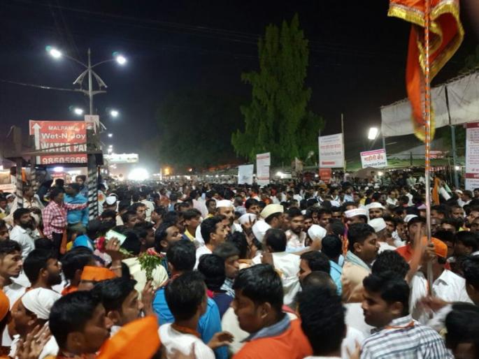ramnavati festival in shirdi | शिर्डी- साई मंदिर परिसरात पालखी ठेवण्याच्या आग्रहाने गोंधळ ramnavati festival in shirdi | शिर्डी- साई मंदिर परिसरात पालखी ठेवण्याच्या आग्रहाने गोंधळ