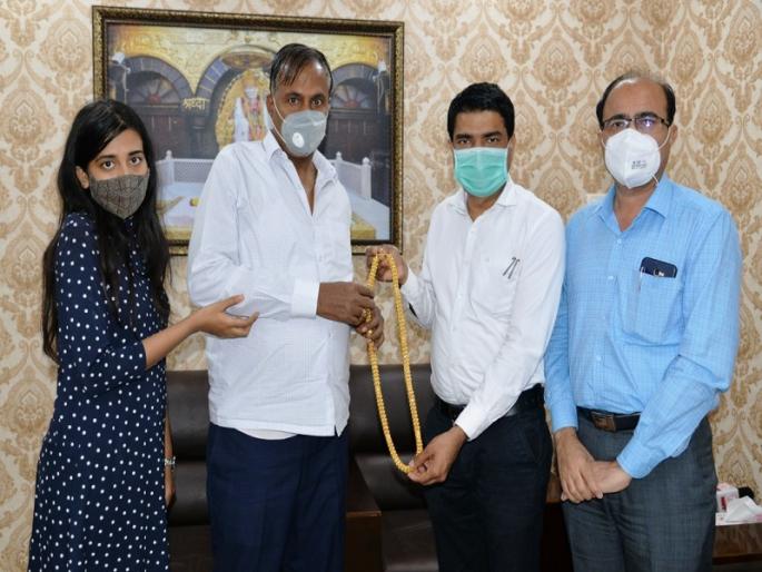 Saicharani goldsmith offering of eight and a half lakhs | साईचरणी साडेआठ लाखांचा सुवर्णहार अर्पण Saicharani goldsmith offering of eight and a half lakhs | साईचरणी साडेआठ लाखांचा सुवर्णहार अर्पण