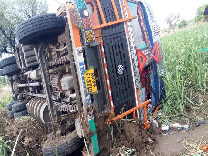 Shirdi outlaw turned on the container on the road: the driver killed on the spot | शिर्डी बाह्यवळण रस्त्यावर कंटेनर उलटला : चालक जागीच ठार Shirdi outlaw turned on the container on the road: the driver killed on the spot | शिर्डी बाह्यवळण रस्त्यावर कंटेनर उलटला : चालक जागीच ठार
