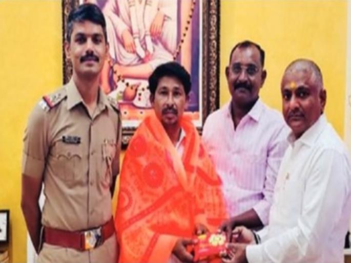 bundle of money found in Shirdi sai baba mandir was returned by a man in jalana | मानलं! पैशांची चणचण, पत्नी दवाखान्यात; तरीही साईदरबारी सापडलेले पैशांचे बंडल केले परत bundle of money found in Shirdi sai baba mandir was returned by a man in jalana | मानलं! पैशांची चणचण, पत्नी दवाखान्यात; तरीही साईदरबारी सापडलेले पैशांचे बंडल केले परत