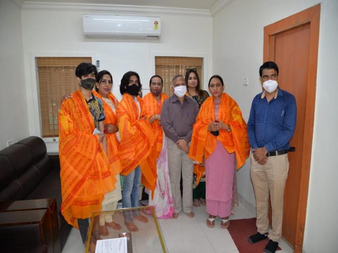 Donation of Rs. 11 lakhs to Sai Baba from a third party in Chandigarh | चंदीगड येथील तृतीय पंथीयांकडून साईबाबांना अकरा लाखांची देणगी Donation of Rs. 11 lakhs to Sai Baba from a third party in Chandigarh | चंदीगड येथील तृतीय पंथीयांकडून साईबाबांना अकरा लाखांची देणगी