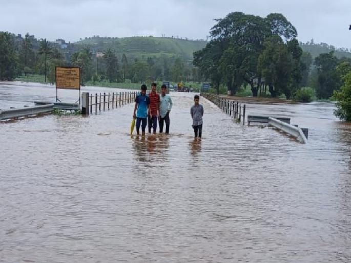 Shirgaon bridge built at a cost of 11 crores under flood water in Kolhapur, claims of officials proved false | Kolhapur: अकरा कोटी खर्चून उभारलेला शिरगावचा पूल पुराच्या पाण्याखाली, अधिकाऱ्यांचा दावा ठरला फोल  Shirgaon bridge built at a cost of 11 crores under flood water in Kolhapur, claims of officials proved false | Kolhapur: अकरा कोटी खर्चून उभारलेला शिरगावचा पूल पुराच्या पाण्याखाली, अधिकाऱ्यांचा दावा ठरला फोल
