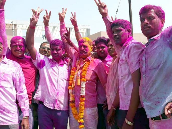 After the municipality in Shirol, Amarsingh Patil Nutan was elected as the President of Shahu Front | शिरोळ नगरपालिकेत सत्तांतर, फेरमतमोजणीतही निकाल कायम, अमरसिंह पाटील नगराध्यक्ष After the municipality in Shirol, Amarsingh Patil Nutan was elected as the President of Shahu Front | शिरोळ नगरपालिकेत सत्तांतर, फेरमतमोजणीतही निकाल कायम, अमरसिंह पाटील नगराध्यक्ष