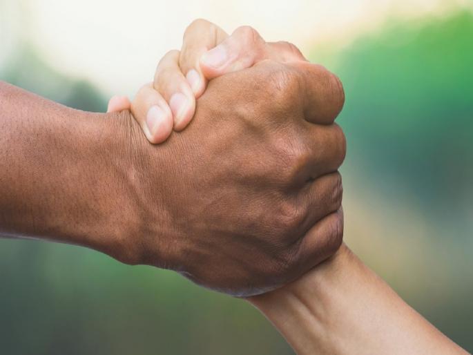 One eye loss due to mucormycrosis, support of Maratha community to Gholap family in Chipri Shirol taluka kolhapur | म्युकरमायक्रोसिसमुळे एक डोळा निकामी, जगणे झाले मुश्किल; चिपरीतील घोलप कुटुंबीयांच्या मदतीला धावला मराठा समाज One eye loss due to mucormycrosis, support of Maratha community to Gholap family in Chipri Shirol taluka kolhapur | म्युकरमायक्रोसिसमुळे एक डोळा निकामी, जगणे झाले मुश्किल; चिपरीतील घोलप कुटुंबीयांच्या मदतीला धावला मराठा समाज