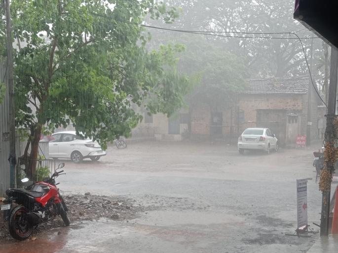 Rain lashed Shirol taluka Kolhapur district, relief to heat shocked residents | Kolhapur: शिरोळ तालुक्याला वळीव पावसाने झोडपले, उष्म्याने हैराण झालेल्या नागरिकांना दिलासा  Rain lashed Shirol taluka Kolhapur district, relief to heat shocked residents | Kolhapur: शिरोळ तालुक्याला वळीव पावसाने झोडपले, उष्म्याने हैराण झालेल्या नागरिकांना दिलासा