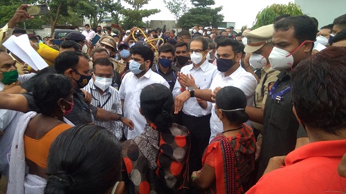 Let's solve the problem of rehabilitation of villages at risk of permanent floods: Uddhav Thackeray | कायम पुराचा धोका असणाऱ्या गावांचा पुनर्वसनाचा प्रश्न मार्गी लावू  : उध्दव ठाकरे