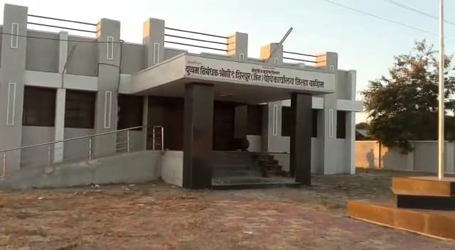 Building Sub-Divisional Registrar Office of Shirpur in bad condition | लोकार्पणापूर्वीच शिरपूर येथील दुय्यम निबंधक कार्यालयाच्या इमारतीची दुरवस्था ! Building Sub-Divisional Registrar Office of Shirpur in bad condition | लोकार्पणापूर्वीच शिरपूर येथील दुय्यम निबंधक कार्यालयाच्या इमारतीची दुरवस्था !