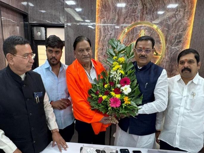 Another blow to Uddhav Sena; Marathwada Secretary Ashok Patwardhan joins Shinde Sena | उद्धवसेनेला आणखी एक धक्का; मराठवाडा सचिव अशोक पटवर्धन यांचा शिंदेसेनेत प्रवेश Another blow to Uddhav Sena; Marathwada Secretary Ashok Patwardhan joins Shinde Sena | उद्धवसेनेला आणखी एक धक्का; मराठवाडा सचिव अशोक पटवर्धन यांचा शिंदेसेनेत प्रवेश