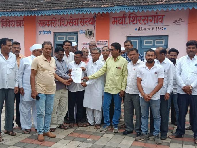 farmers opposes to auction of land by NDCC bank in Shirasgaon of Niphad tehsil | ...जेव्हा शेतकऱ्यांच्या जमिनीच्या लिलावाचा प्रयत्न हाणून पाडला जातो farmers opposes to auction of land by NDCC bank in Shirasgaon of Niphad tehsil | ...जेव्हा शेतकऱ्यांच्या जमिनीच्या लिलावाचा प्रयत्न हाणून पाडला जातो