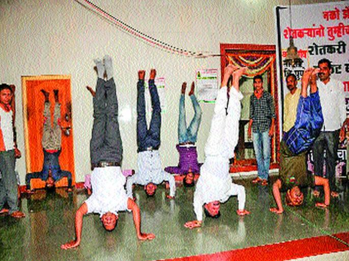 Kanagawa 'Shirshasan', chain fasting against the government's protest | शासनाच्या निषेधार्थ कानगावला ‘शीर्षासन’, साखळी उपोषण Kanagawa 'Shirshasan', chain fasting against the government's protest | शासनाच्या निषेधार्थ कानगावला ‘शीर्षासन’, साखळी उपोषण