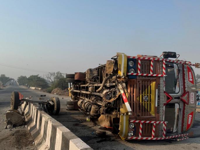 Series of accidents continues on Shirur Chaufula road Truck suffers heavy damage after hitting divider | शिरूर-चौफुला रस्त्यावर अपघातांची मालिका सुरूच; दुभाजकावर आदळल्याने ट्रकचे प्रचंड नुकसान Series of accidents continues on Shirur Chaufula road Truck suffers heavy damage after hitting divider | शिरूर-चौफुला रस्त्यावर अपघातांची मालिका सुरूच; दुभाजकावर आदळल्याने ट्रकचे प्रचंड नुकसान