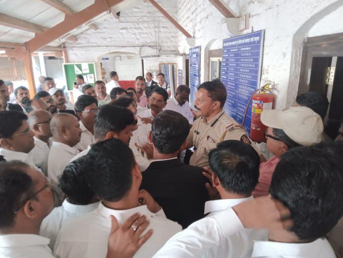 pune news Lawyers, farmers create ruckus at Shirur police station | शिरूर पोलिस ठाण्यात वकील, शेतकऱ्यांचा गोंधळ; नेमकं कारण काय ? pune news Lawyers, farmers create ruckus at Shirur police station | शिरूर पोलिस ठाण्यात वकील, शेतकऱ्यांचा गोंधळ; नेमकं कारण काय ?