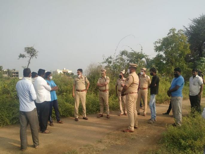 women lost her eye in attack by unknown person in shirur | धक्कादायक! शौचाला गेलेल्या महिलेवर अज्ञाताकडून हल्ला; एक डोळा निकामी women lost her eye in attack by unknown person in shirur | धक्कादायक! शौचाला गेलेल्या महिलेवर अज्ञाताकडून हल्ला; एक डोळा निकामी