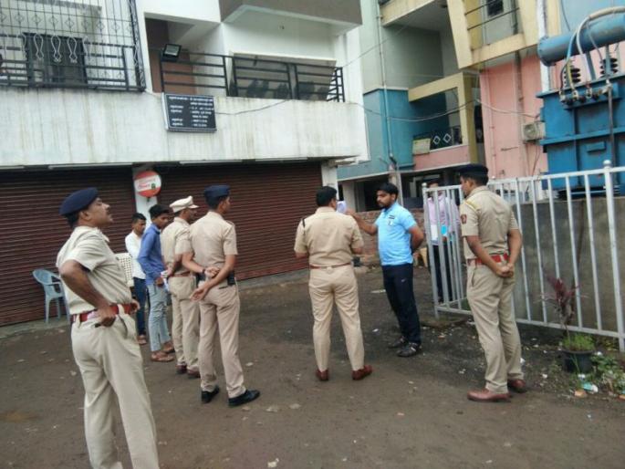 firing at shirwal in satara | शिरवळमध्ये गोळीबार, वाईन शॉपचालक थोडक्यात बचावला firing at shirwal in satara | शिरवळमध्ये गोळीबार, वाईन शॉपचालक थोडक्यात बचावला