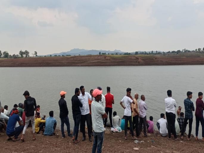 Migrant youth drowned in Neera river Satara, search operation underway | Satara: नीरा नदी पात्रात परप्रांतीय युवक बुडाला, शोधमोहीम सुरू Migrant youth drowned in Neera river Satara, search operation underway | Satara: नीरा नदी पात्रात परप्रांतीय युवक बुडाला, शोधमोहीम सुरू