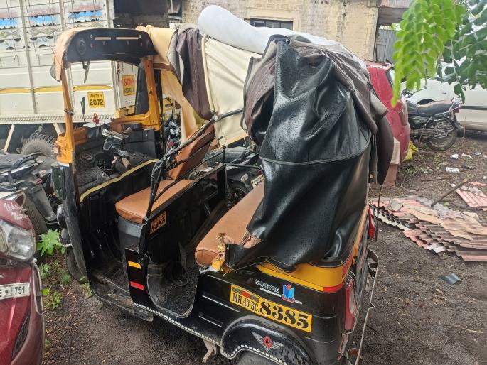 An elderly man was killed after a rickshaw overturned at Shirwal on the Pune-Bangalore National Highway | Satara: चालकाचे नियंत्रण सुटल्याने महामार्गावरील संरक्षक कठड्याला धडकून रिक्षा उलटली, वृद्ध ठार An elderly man was killed after a rickshaw overturned at Shirwal on the Pune-Bangalore National Highway | Satara: चालकाचे नियंत्रण सुटल्याने महामार्गावरील संरक्षक कठड्याला धडकून रिक्षा उलटली, वृद्ध ठार