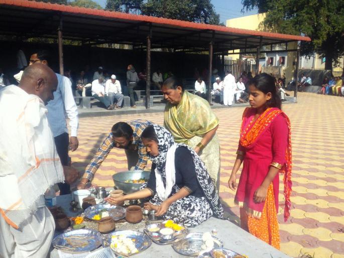 Satara: A fire sign giving the holes to the tradition, the new message given by Savitri, by Pindand, the heartfelt event of Kavthe | सातारा : परंपरेला छेद देत अग्निसंस्कार, पिंडदान करून सावित्रीच्या लेकीनी दिला नवा संदेश, कवठे येथील ह्रदयस्पर्शी घटना Satara: A fire sign giving the holes to the tradition, the new message given by Savitri, by Pindand, the heartfelt event of Kavthe | सातारा : परंपरेला छेद देत अग्निसंस्कार, पिंडदान करून सावित्रीच्या लेकीनी दिला नवा संदेश, कवठे येथील ह्रदयस्पर्शी घटना