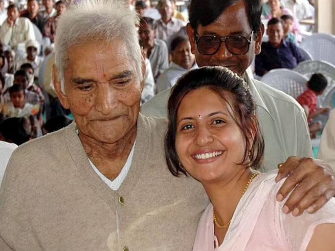 War and peace dr sheetal amtes last tweet before committing suicide in anandvan | वॉर अँड पीस! शीतल आमटेंचं शेवटचं ट्विट; काय सांगू पाहत होती बाबा आमटेंची नात? War and peace dr sheetal amtes last tweet before committing suicide in anandvan | वॉर अँड पीस! शीतल आमटेंचं शेवटचं ट्विट; काय सांगू पाहत होती बाबा आमटेंची नात?