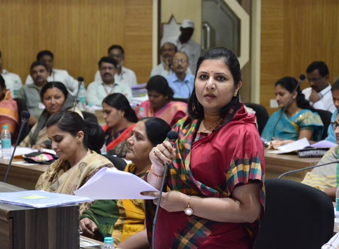 State gossip; Sanjayamam asked for the calculation of twenty-five years as angry Sheetldevi said, 'Talk today!' | राजकीय घमासान ; संजयमामांनी पंचवीस वर्षांचा हिशोब मागताच संतप्त शीतलदेवी म्हणाल्या, ‘आजचं बोला !’ State gossip; Sanjayamam asked for the calculation of twenty-five years as angry Sheetldevi said, 'Talk today!' | राजकीय घमासान ; संजयमामांनी पंचवीस वर्षांचा हिशोब मागताच संतप्त शीतलदेवी म्हणाल्या, ‘आजचं बोला !’