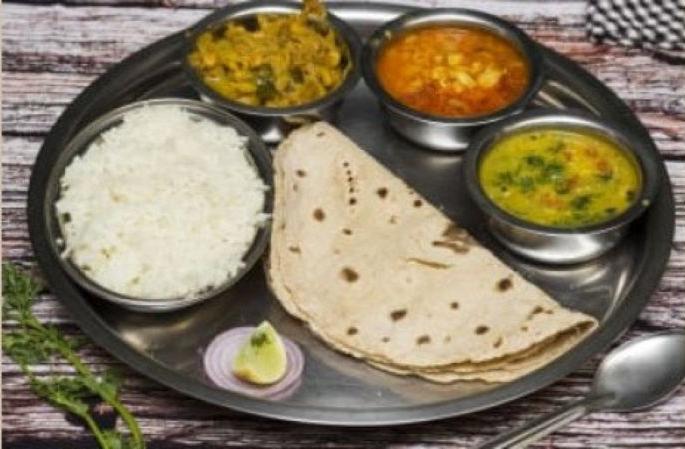 Distribution of 11,900 Shiva food plates daily in Nagpur division | नागपूर विभागात दररोज ११,९०० शिवभोजन थाळीचे वाटप Distribution of 11,900 Shiva food plates daily in Nagpur division | नागपूर विभागात दररोज ११,९०० शिवभोजन थाळीचे वाटप