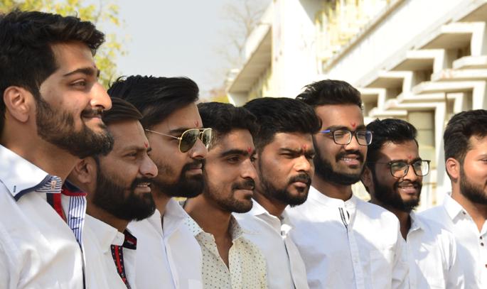 Youthful coloring; The cremation of the sword moles with shiva, baldy and beard | तरुणाई रंगली शिवरुपात; शिवगंध, बाळी अन् दाढीसह तलवारकट मिशांचीही वाढली क्रेझ Youthful coloring; The cremation of the sword moles with shiva, baldy and beard | तरुणाई रंगली शिवरुपात; शिवगंध, बाळी अन् दाढीसह तलवारकट मिशांचीही वाढली क्रेझ