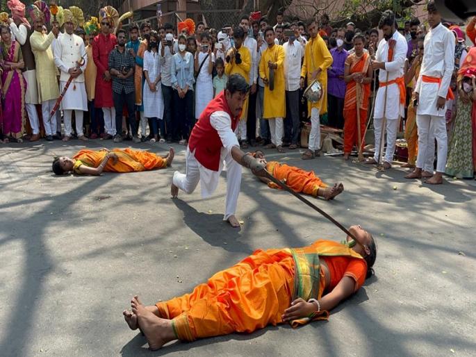 cucumber on the neck was cut with a sword Shivaji Jayanti 2022 pune | Shivaji Jayanti 2022: गळ्यावरची काकडी तलवारीनं कापली; मावळ्यांचा साहसी खेळाचा व्हिडिओ... cucumber on the neck was cut with a sword Shivaji Jayanti 2022 pune | Shivaji Jayanti 2022: गळ्यावरची काकडी तलवारीनं कापली; मावळ्यांचा साहसी खेळाचा व्हिडिओ...
