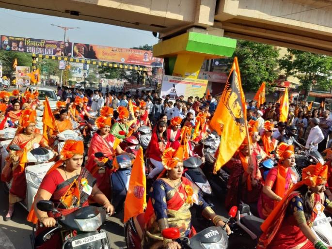 Shivjayanti: An unusual enthusiasm of Shiv Jayanti in Aurangabad; tribute by 'Chhatrapati Shivaji Maharaj Ki Jai' at Kranti Chowk | Shivjayanti: औरंगाबादेत शिवजयंतीचा अपूर्व उत्साह;  'छत्रपती शिवाजी महाराज की जय' च्या घोषणांनी क्रांतीचौक दणाणला Shivjayanti: An unusual enthusiasm of Shiv Jayanti in Aurangabad; tribute by 'Chhatrapati Shivaji Maharaj Ki Jai' at Kranti Chowk | Shivjayanti: औरंगाबादेत शिवजयंतीचा अपूर्व उत्साह;  'छत्रपती शिवाजी महाराज की जय' च्या घोषणांनी क्रांतीचौक दणाणला