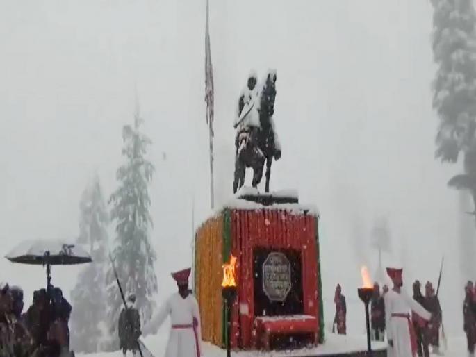 indian army in kupwara jammu kashmir pay tribute on chhatrapati shivaji maharaj jayanti 2024 | सर्वत्र बर्फ, उणे तापमान, हिमवर्षाव; काश्मीर खोऱ्यात जवानांची शिवरायांना अनोखी मानवंदना!