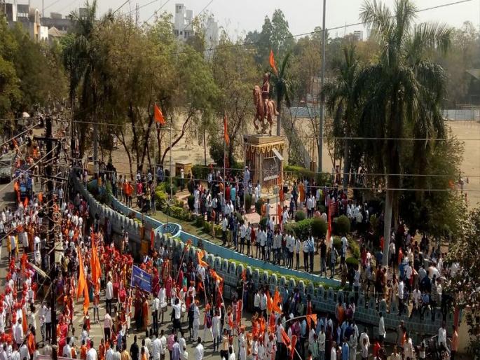 in jalgaon shiv jayanti miravnuk | शिवजयंतीनिमित्त जळगावात लक्षवेधी भव्य मिरवणूक in jalgaon shiv jayanti miravnuk | शिवजयंतीनिमित्त जळगावात लक्षवेधी भव्य मिरवणूक