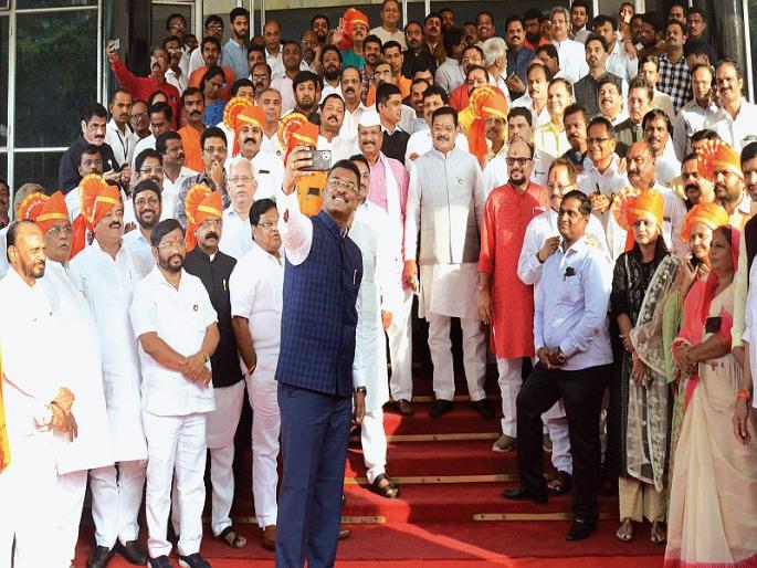 Maharashtra Government: BJP leader upseted, mahavikas aaghadi enjoyed | Maharashtra Government: महाविकास आघाडीचा जल्लोष तर भाजप सदस्य हिरमुसलेले Maharashtra Government: BJP leader upseted, mahavikas aaghadi enjoyed | Maharashtra Government: महाविकास आघाडीचा जल्लोष तर भाजप सदस्य हिरमुसलेले