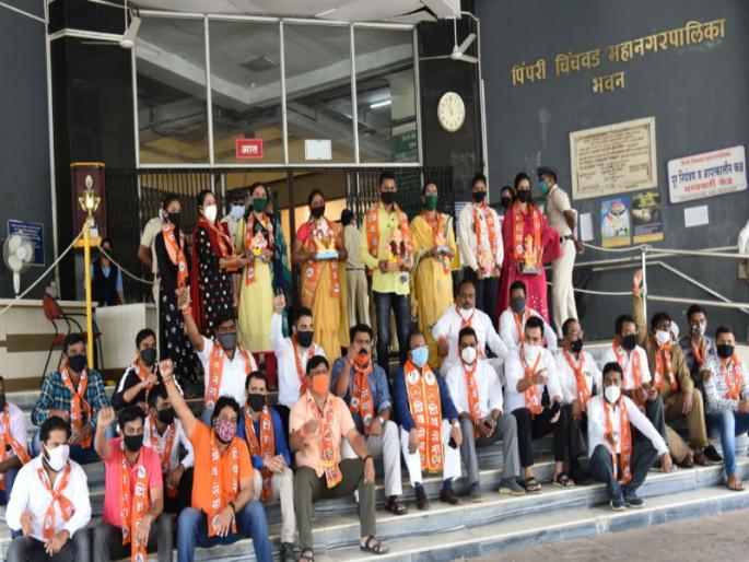 Tell me where to immerse Ganpati? Shiv Sena agitation in Pimpri-Chinchwad | तुम्हीच सांगा,गणपतीचे विसर्जन कुठे करायचे ? प्रशासनाच्या नियोजनशून्य कारभाराविरोधात शिवसेना आक्रमक Tell me where to immerse Ganpati? Shiv Sena agitation in Pimpri-Chinchwad | तुम्हीच सांगा,गणपतीचे विसर्जन कुठे करायचे ? प्रशासनाच्या नियोजनशून्य कारभाराविरोधात शिवसेना आक्रमक