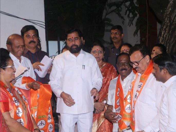 Uddhav Sena suffers setback in Dahisar-Borivali assembly constituency, many office bearers including women's department organizer join Shinde Sena | दहिसर-बोरिवली विधानसभा मतदारसंघात उद्धव सेनेला खिंडार, महिला विभागसंघटकासह अनेक पदाधिकाऱ्यांचा शिंदे सेनेत प्रवेश Uddhav Sena suffers setback in Dahisar-Borivali assembly constituency, many office bearers including women's department organizer join Shinde Sena | दहिसर-बोरिवली विधानसभा मतदारसंघात उद्धव सेनेला खिंडार, महिला विभागसंघटकासह अनेक पदाधिकाऱ्यांचा शिंदे सेनेत प्रवेश