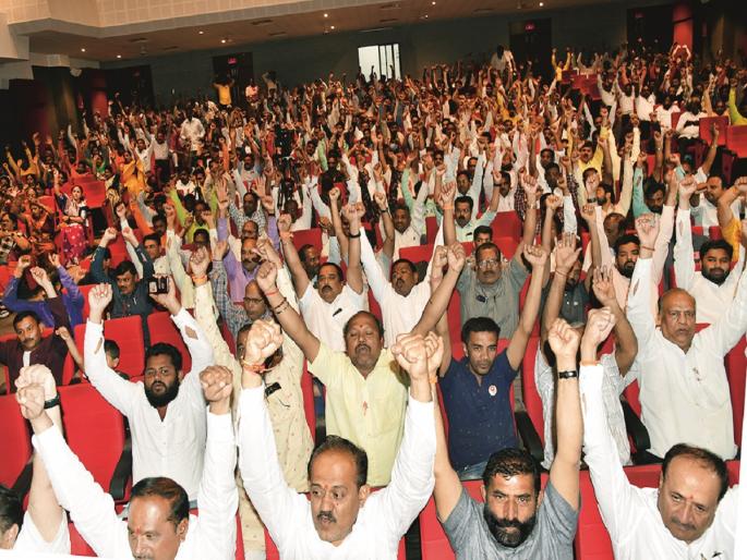 The fruit eaters fled; Loyalists starved; The determination of loyal Shiv Sainiks is the tone of the meeting | फळे खाणारे पळून गेले; निष्ठावंत उपाशी राहिले; एकनिष्ठ शिवसैनिकांचा निर्धार मेळाव्यात सूर The fruit eaters fled; Loyalists starved; The determination of loyal Shiv Sainiks is the tone of the meeting | फळे खाणारे पळून गेले; निष्ठावंत उपाशी राहिले; एकनिष्ठ शिवसैनिकांचा निर्धार मेळाव्यात सूर
