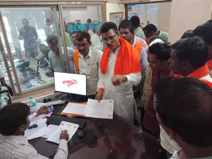 Shivsainik in Bank for farmer crop insurance | शेतकऱ्यांना पिकविम्यासाठी शिवसैनिक बँकेत धडकले Shivsainik in Bank for farmer crop insurance | शेतकऱ्यांना पिकविम्यासाठी शिवसैनिक बँकेत धडकले