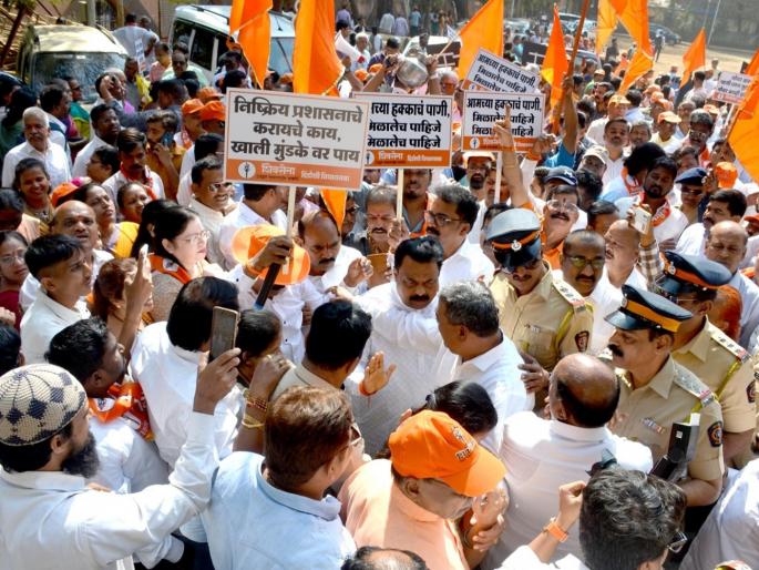 Water issue in Dindoshi flares up!; Shiv Sena (UBT) marches to P North division office | दिंडोशीतील पाणी प्रश्न पेटला!; शिवसेनेचा (यूबीटी) पी उत्तर विभाग कार्यालयालयावर घागर मोर्चा Water issue in Dindoshi flares up!; Shiv Sena (UBT) marches to P North division office | दिंडोशीतील पाणी प्रश्न पेटला!; शिवसेनेचा (यूबीटी) पी उत्तर विभाग कार्यालयालयावर घागर मोर्चा