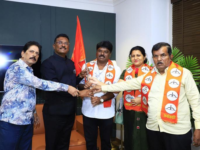 Former corporators of Uddhav Sena join Shinde Sena in mira bhayander | उद्धव सेनेच्या माजी नगरसेवकांचा शिंदे सेनेत प्रवेश  Former corporators of Uddhav Sena join Shinde Sena in mira bhayander | उद्धव सेनेच्या माजी नगरसेवकांचा शिंदे सेनेत प्रवेश